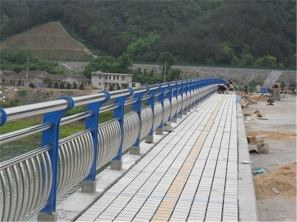 嘉定不锈钢桥梁护栏的特性及其在现代建筑中的应用